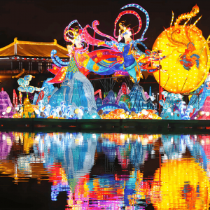 如何利用灯光设计，让夜间花船成为视觉焦点？