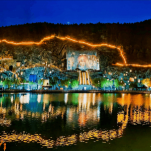 龙门石窟景区大门宫灯定制案例